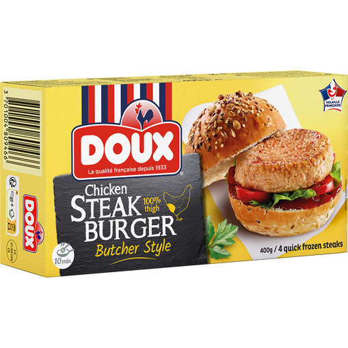 Steak haché de poulet façon bouchère Doux dans un pain burger sur une planche apéro en bois